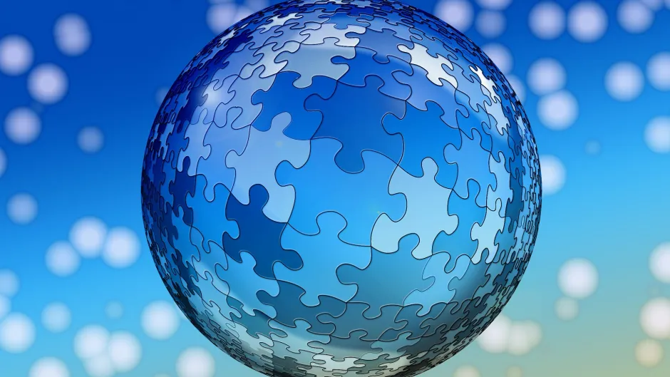 Blaue Kugel aus Puzzleteilen